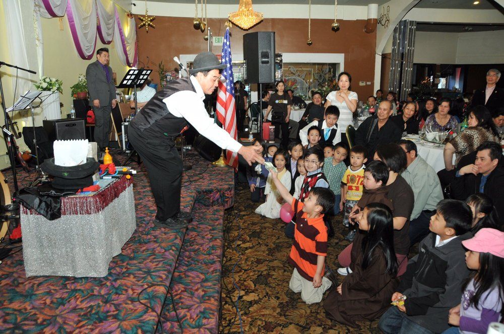Magic show and face painting in Manhattan Beach, CA